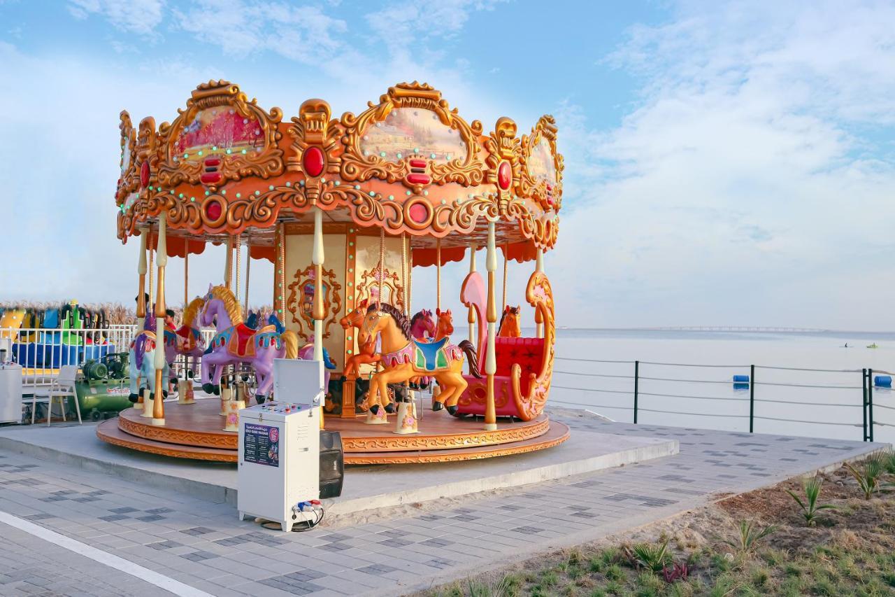 Lagoona Beach Luxury Resort And Spa Manama Eksteriør bilde A carousel in Pattaya, Thailand