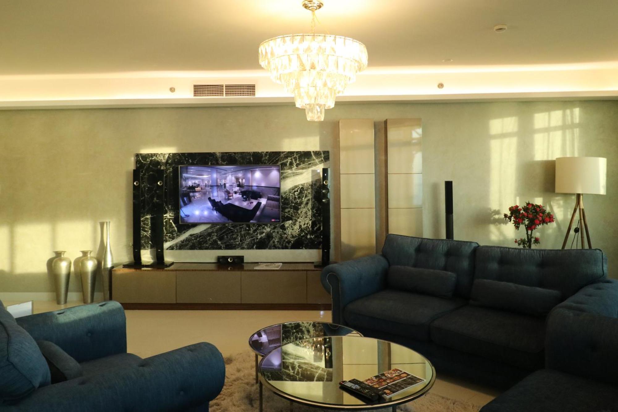 Lagoona Beach Luxury Resort And Spa Manama Eksteriør bilde A living room with a television