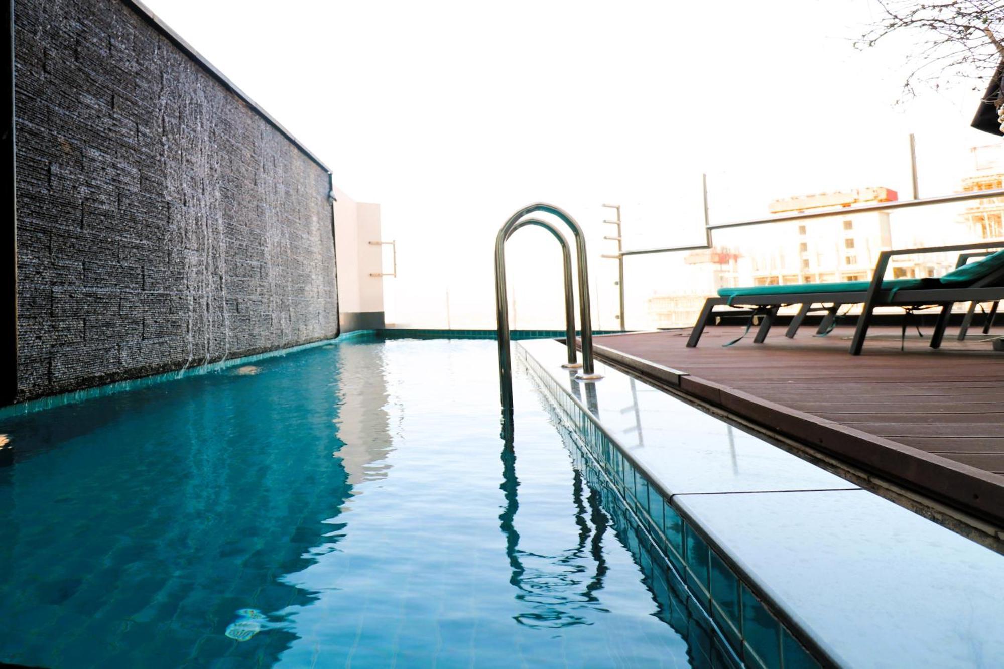 Lagoona Beach Luxury Resort And Spa Manama Eksteriør bilde The rooftop pool at the hotel