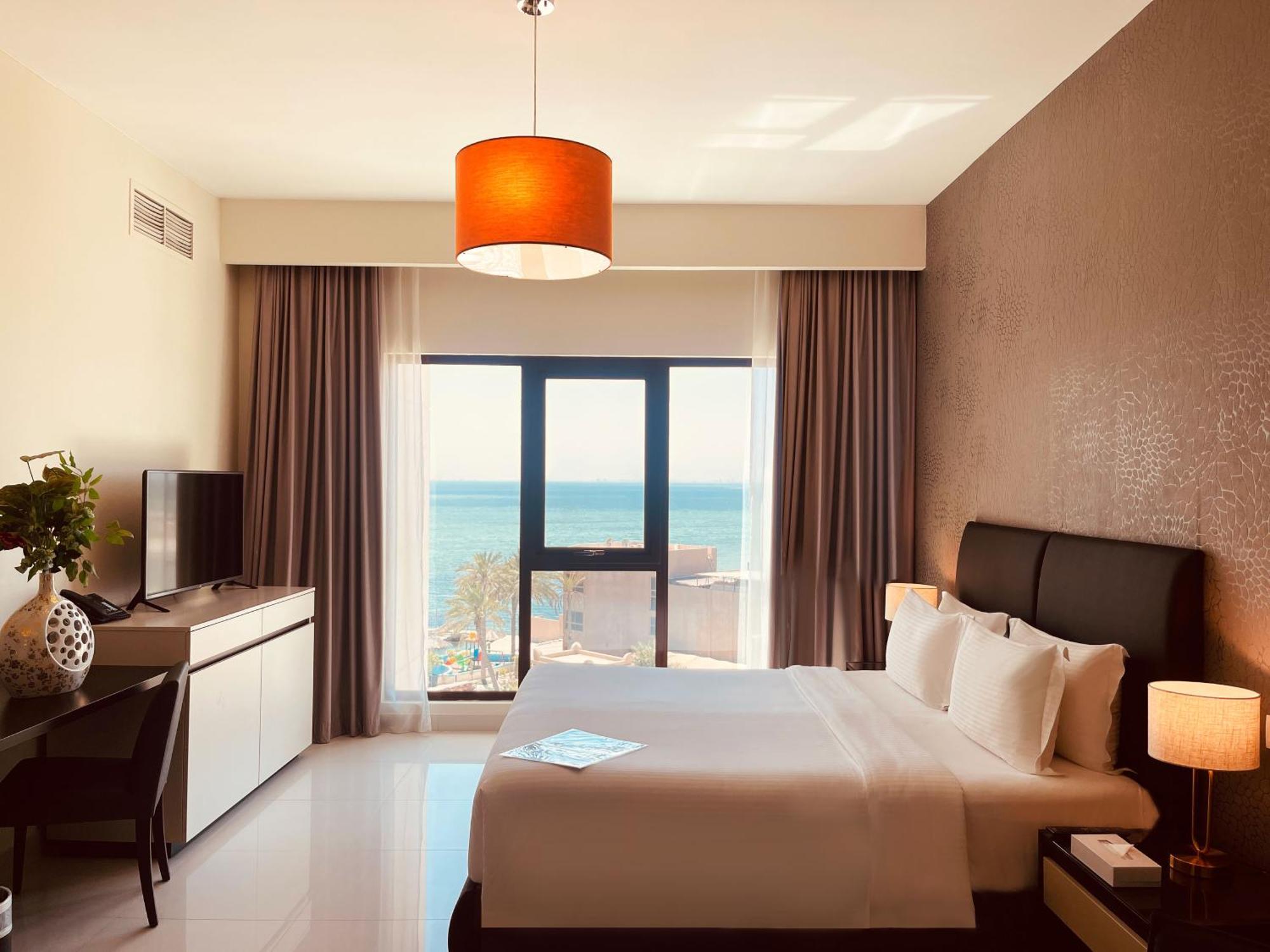 Lagoona Beach Luxury Resort And Spa Manama Eksteriør bilde A bedroom at the hotel